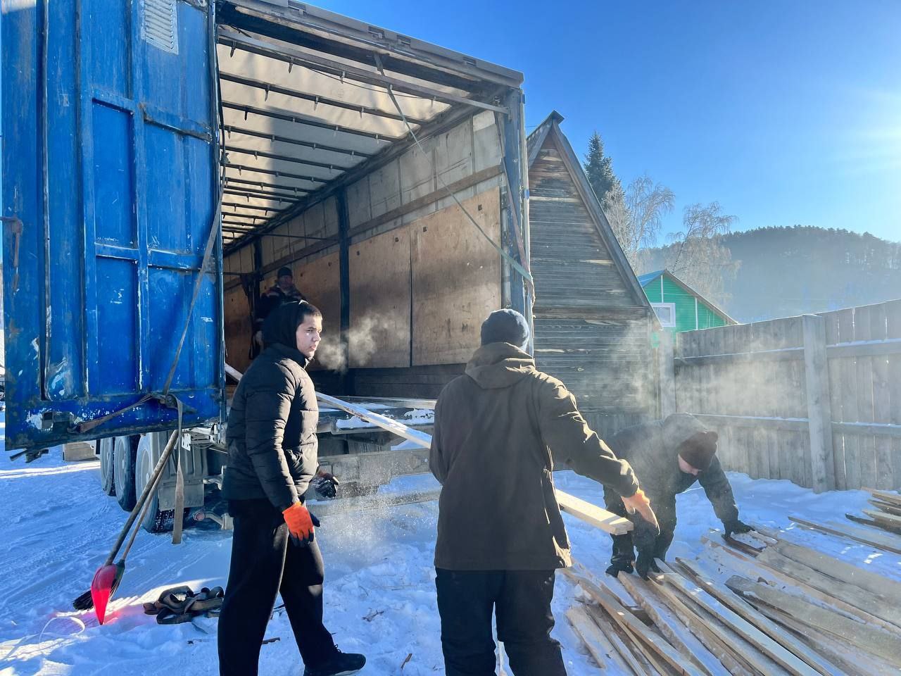 Депутат РА Роман Гордеев вместе с учениками «Новой школы» и активистами «Молодой Гвардии» помогает в погрузке пиломатериала и посылок для наших бойцов на передовую Депутат РА Роман Гордеев вместе с учениками «Новой школы» и активистами «Молодой Гвардии» помогает в погрузке пиломатериала и посылок для наших бойцов на передовую