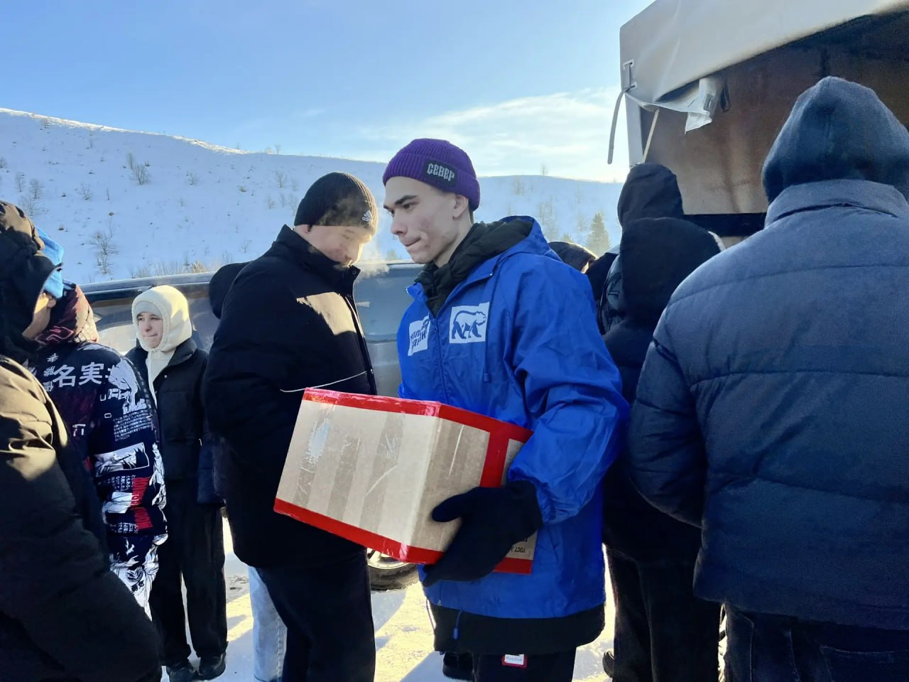 Депутат РА Роман Гордеев вместе с учениками «Новой школы» и активистами «Молодой Гвардии» помогает в погрузке пиломатериала и посылок для наших бойцов на передовую Депутат РА Роман Гордеев вместе с учениками «Новой школы» и активистами «Молодой Гвардии» помогает в погрузке пиломатериала и посылок для наших бойцов на передовую