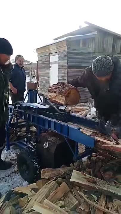 В Кош-Агачском районе решили «дровяной вопрос»: два мощных дровокола — семьям бойцов