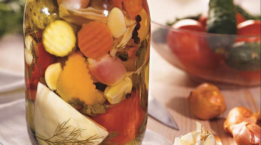 Вкус лета в зимних заготовках: салат «Наш огород»