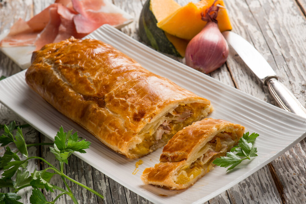 Хрустящий яблочный штрудель: идеальный десерт к чаю