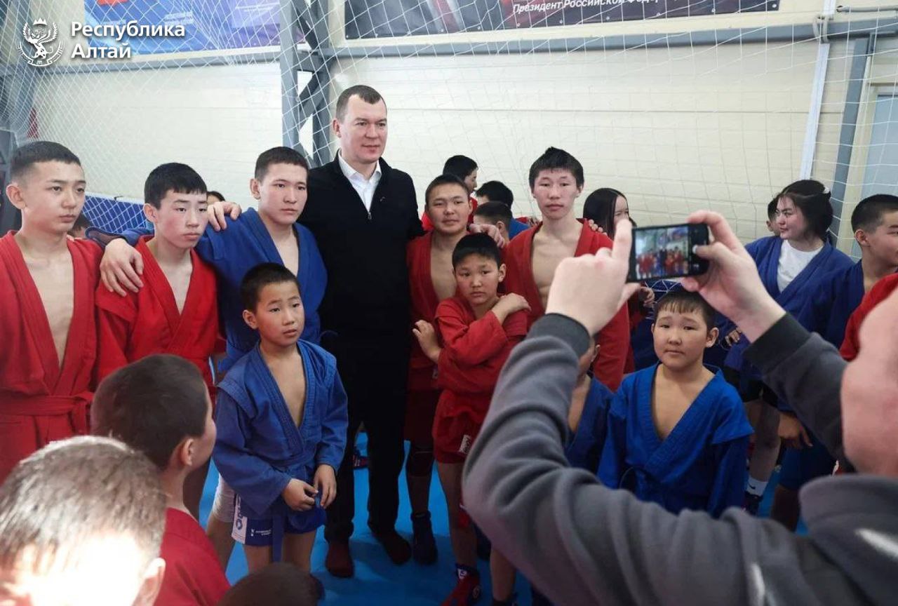 Глава Республики Алтай Андрей Турчак и Министр спорта России Михаил Дегтярёв посетили стадион «Сартакпай» в Онгудае и ФОК в Улагане Глава Республики Алтай Андрей Турчак и Министр спорта России Михаил Дегтярёв посетили стадион «Сартакпай» в Онгудае и ФОК в Улагане