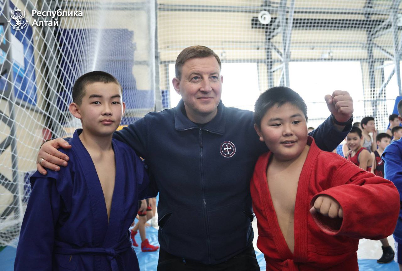 Глава Республики Алтай Андрей Турчак и Министр спорта России Михаил Дегтярёв посетили стадион «Сартакпай» в Онгудае и ФОК в Улагане Глава Республики Алтай Андрей Турчак и Министр спорта России Михаил Дегтярёв посетили стадион «Сартакпай» в Онгудае и ФОК в Улагане