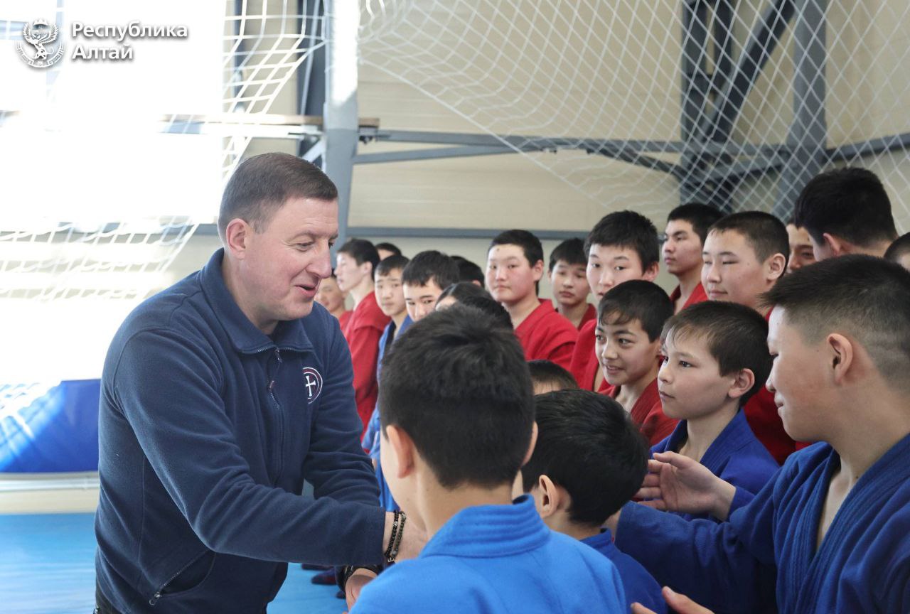 Глава Республики Алтай Андрей Турчак и Министр спорта России Михаил Дегтярёв посетили стадион «Сартакпай» в Онгудае и ФОК в Улагане Глава Республики Алтай Андрей Турчак и Министр спорта России Михаил Дегтярёв посетили стадион «Сартакпай» в Онгудае и ФОК в Улагане