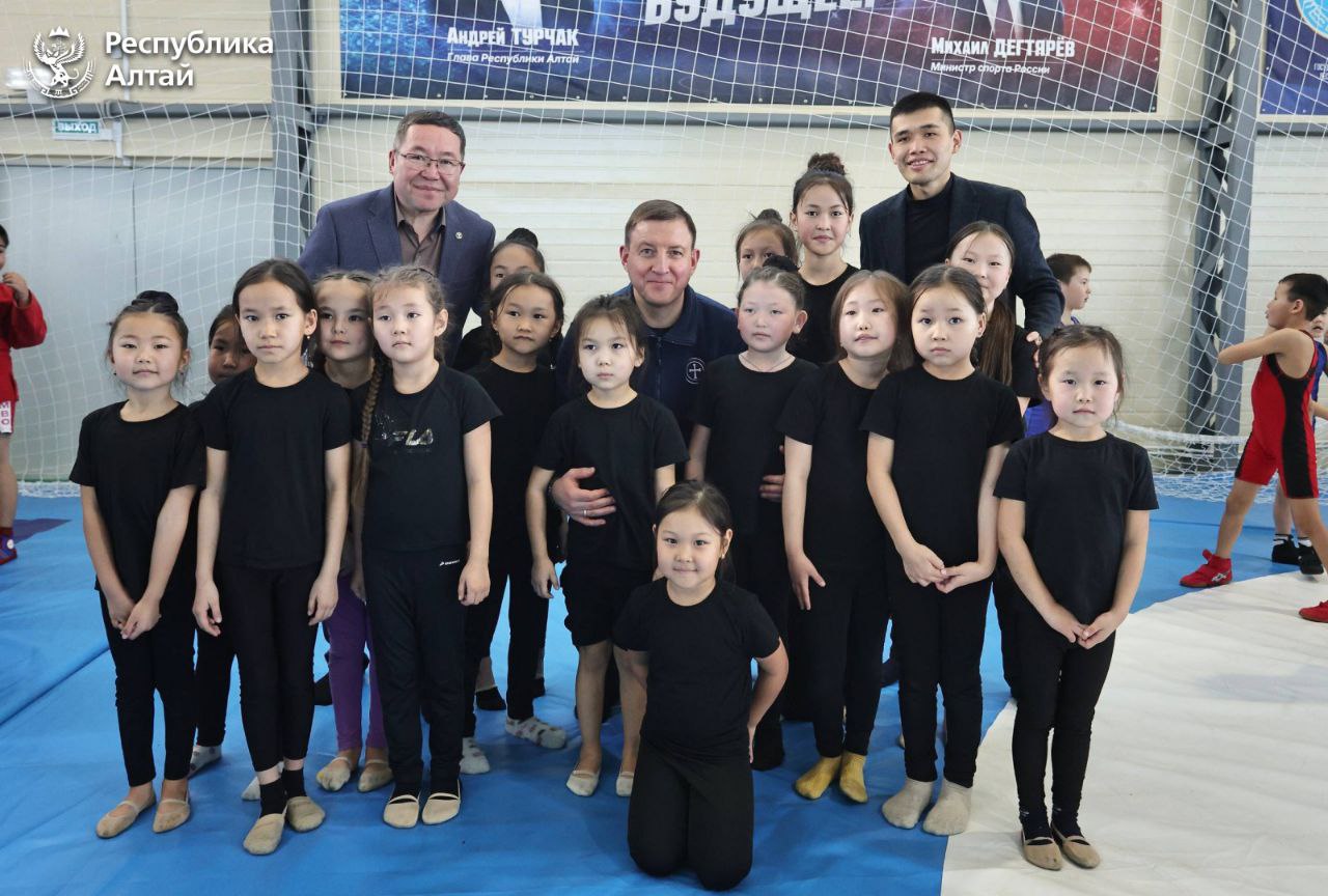 Глава Республики Алтай Андрей Турчак и Министр спорта России Михаил Дегтярёв посетили стадион «Сартакпай» в Онгудае и ФОК в Улагане Глава Республики Алтай Андрей Турчак и Министр спорта России Михаил Дегтярёв посетили стадион «Сартакпай» в Онгудае и ФОК в Улагане