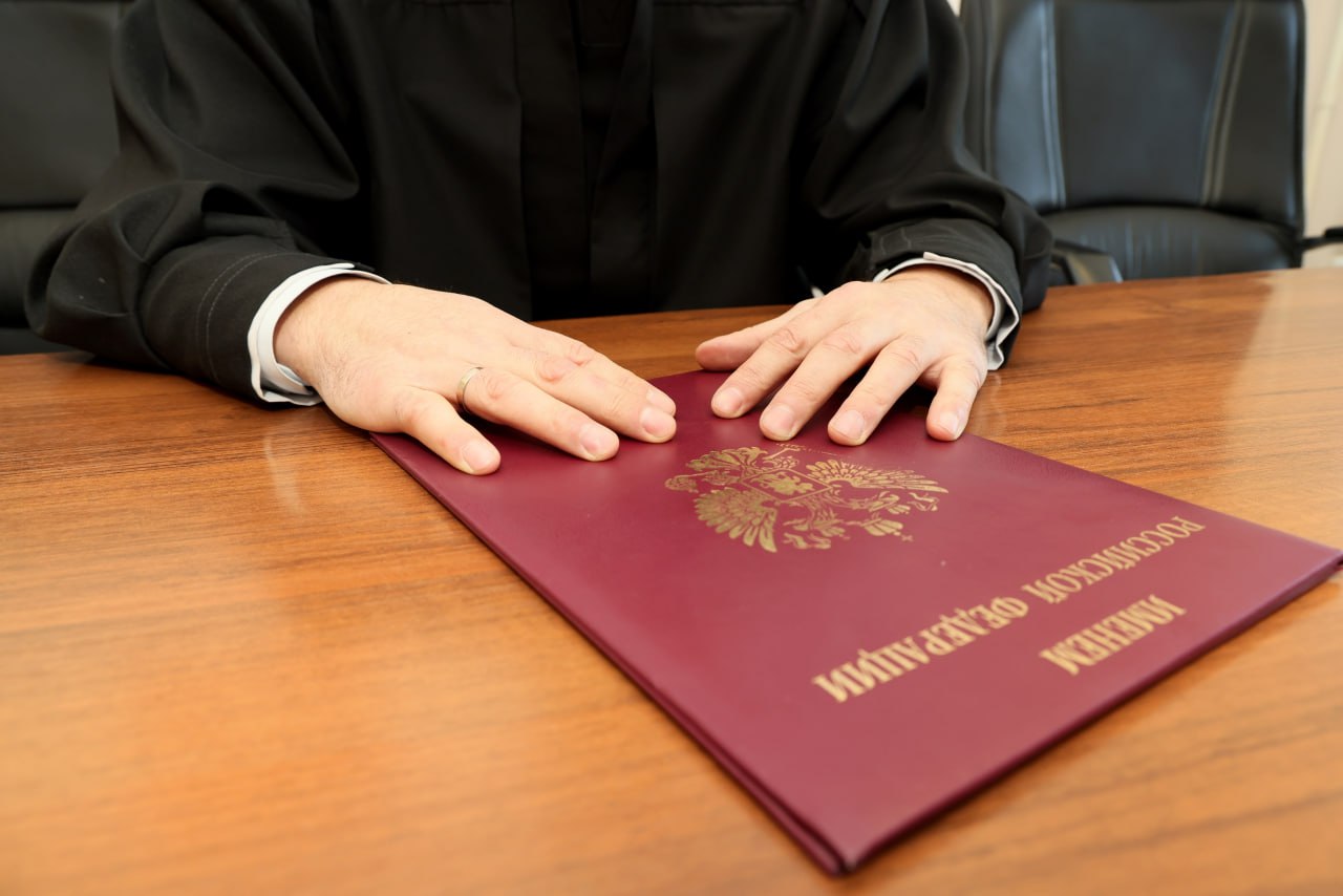 Горожанке, поцарапавшей чужой припаркованный автомобиль, не удалось обжаловать решение суда о лишении ее водительских прав