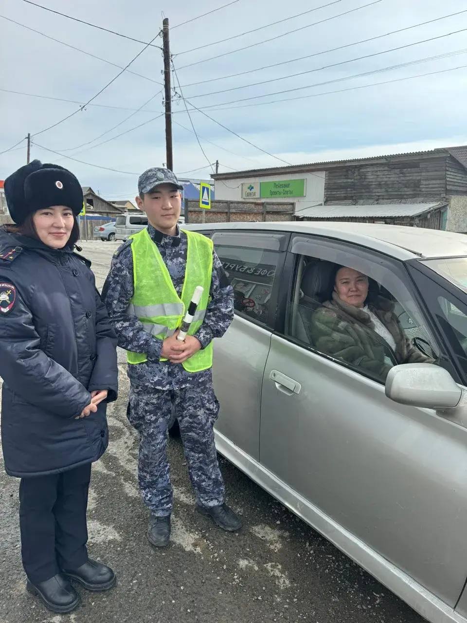 В Кош-Агаче автоинспекторы и кадеты поздравили водителей в рамках акции ко Дню защитника Отечества В Кош-Агаче автоинспекторы и кадеты поздравили водителей в рамках акции ко Дню защитника Отечества