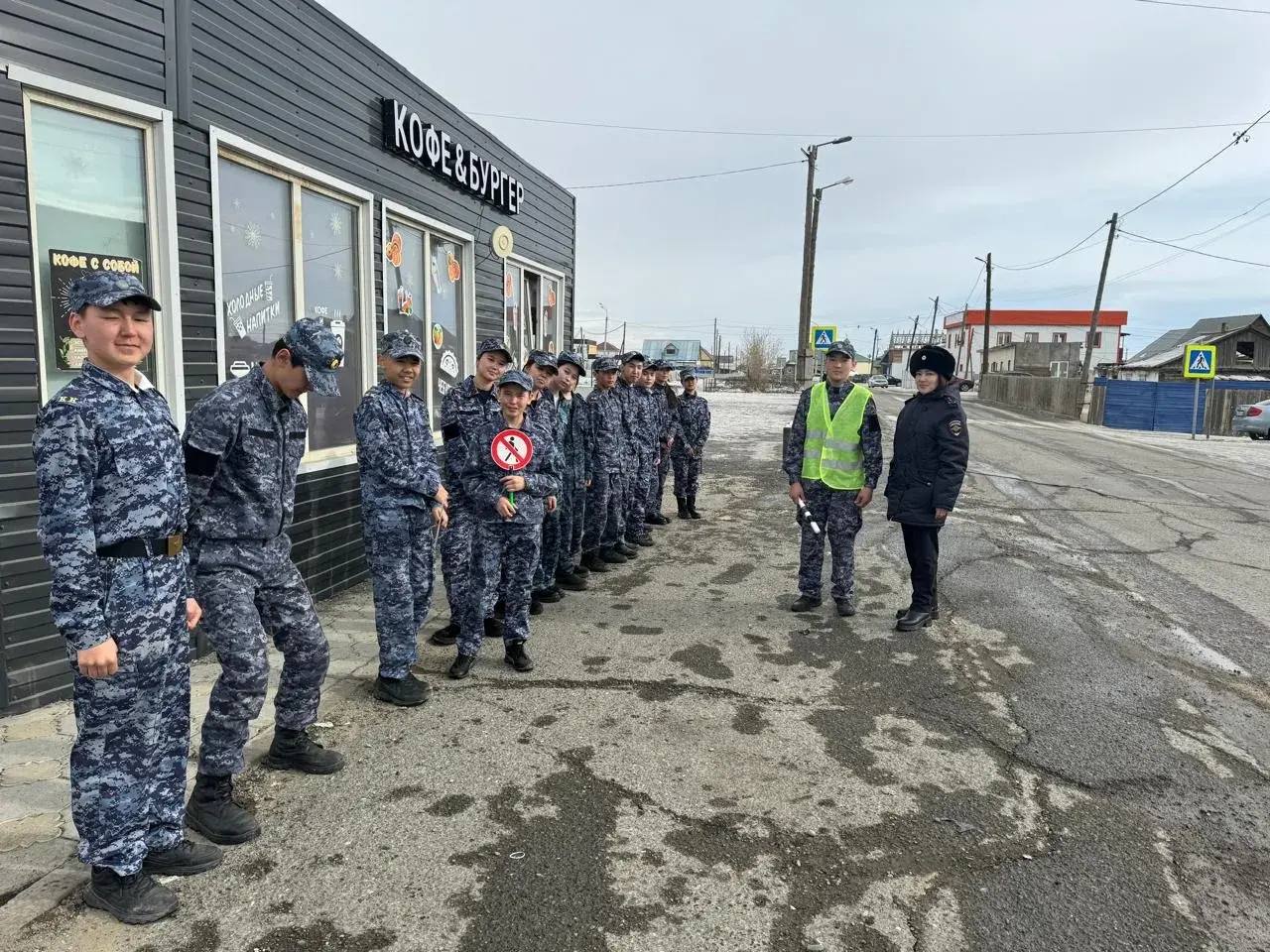 В Кош-Агаче автоинспекторы и кадеты поздравили водителей в рамках акции ко Дню защитника Отечества В Кош-Агаче автоинспекторы и кадеты поздравили водителей в рамках акции ко Дню защитника Отечества
