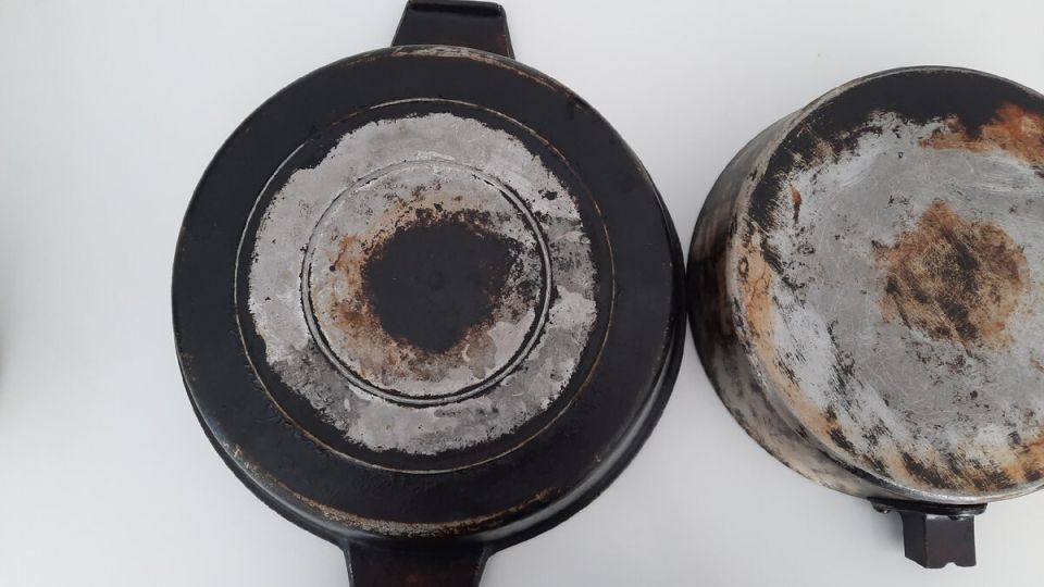 Избавление от застарелого жира на сковородках стало проще