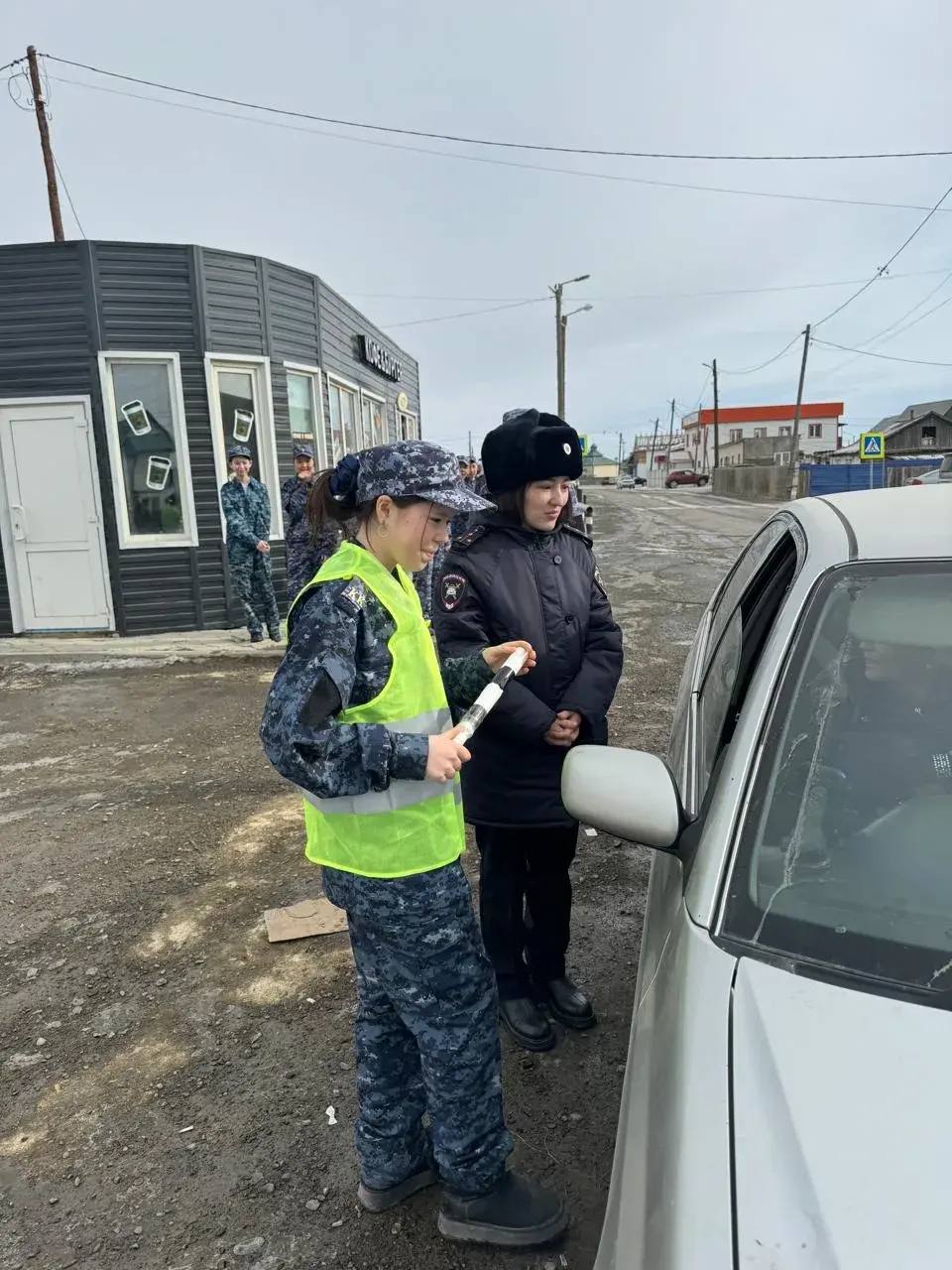 В Кош-Агаче автоинспекторы и кадеты поздравили водителей в рамках акции ко Дню защитника Отечества В Кош-Агаче автоинспекторы и кадеты поздравили водителей в рамках акции ко Дню защитника Отечества