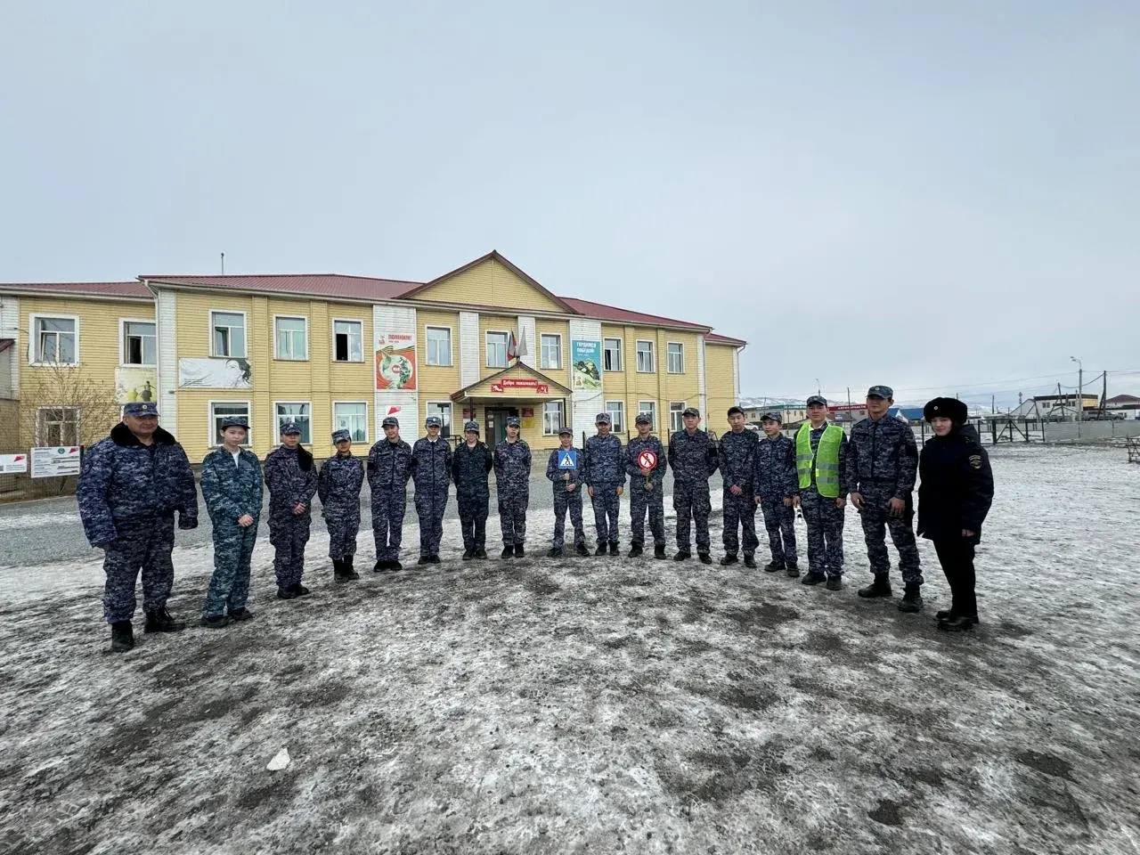 В Кош-Агаче автоинспекторы и кадеты поздравили водителей в рамках акции ко Дню защитника Отечества