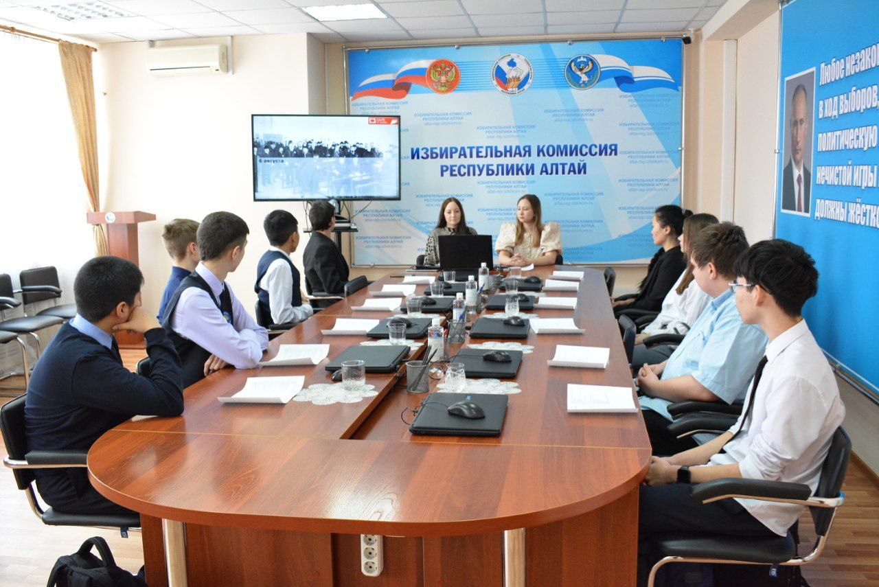 24 февраля 2026 года Избирательной комиссией Республики Алтай совместно с Молодёжной избирательной комиссией проведена встреча ко Дню молодого избирателя с учащимися 8-х и 10-х классов Школы № 13 г.Горно-Алтайска 24 февраля 2026 года Избирательной комиссией Республики Алтай совместно с Молодёжной избирательной комиссией проведена встреча ко Дню молодого избирателя с учащимися 8-х и 10-х классов Школы № 13 г.Горно-Алтайска