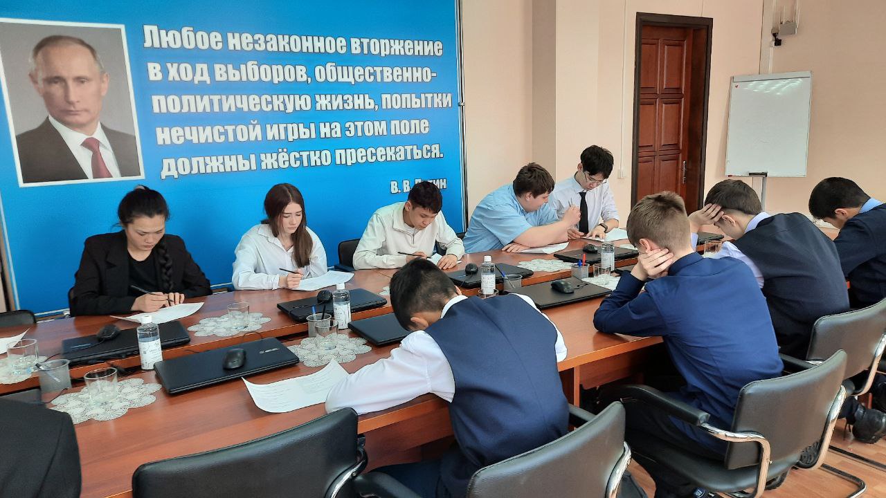 24 февраля 2026 года Избирательной комиссией Республики Алтай совместно с Молодёжной избирательной комиссией проведена встреча ко Дню молодого избирателя с учащимися 8-х и 10-х классов Школы № 13 г.Горно-Алтайска