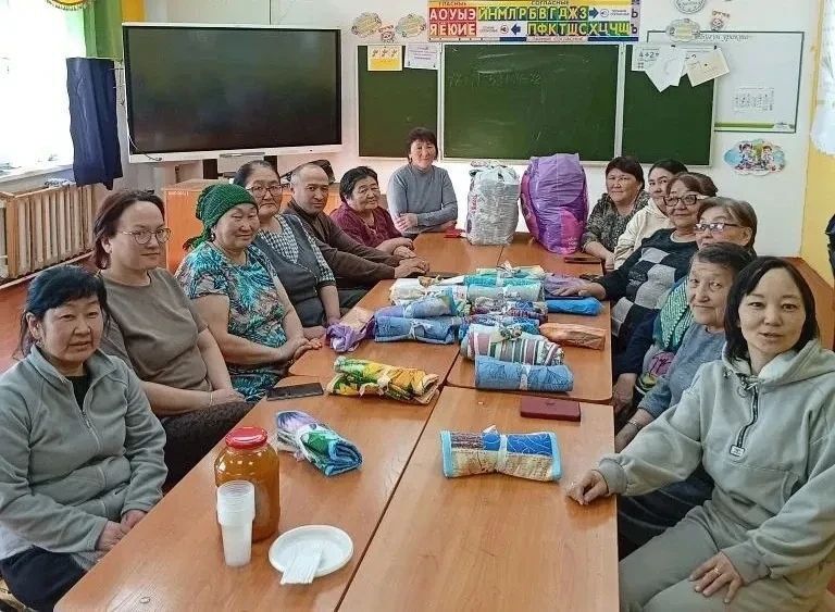 80 поясов для бойцов связали женщины Чаган-Узуна за неделю