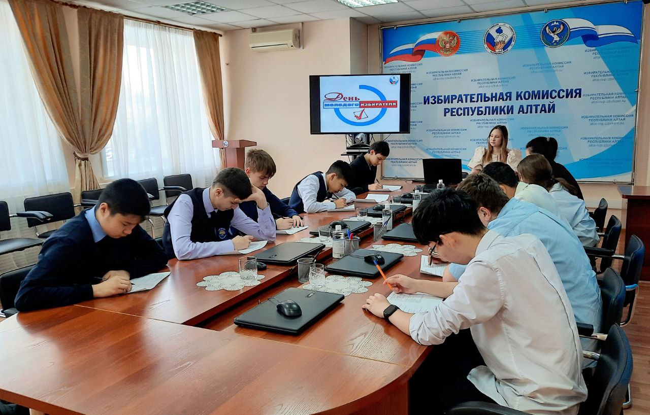 24 февраля 2026 года Избирательной комиссией Республики Алтай совместно с Молодёжной избирательной комиссией проведена встреча ко Дню молодого избирателя с учащимися 8-х и 10-х классов Школы № 13 г.Горно-Алтайска 24 февраля 2026 года Избирательной комиссией Республики Алтай совместно с Молодёжной избирательной комиссией проведена встреча ко Дню молодого избирателя с учащимися 8-х и 10-х классов Школы № 13 г.Горно-Алтайска