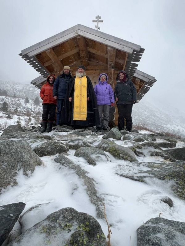19 февраля в часовне Архангела Михаила у подножия горы Белухи иеромонах Исайя совершил Божественную Литургию