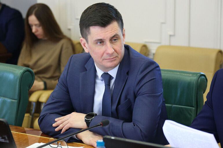 Сенатор инициировал обсуждение запрета на услуги «раздолжнителей»