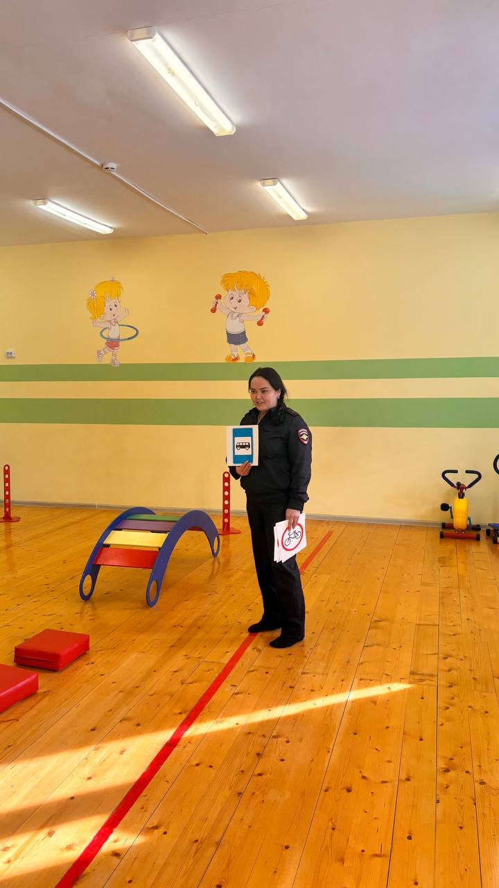 Весело и с пользой: сотрудники Госавтоинспекции провели эстафету по ПДД в детских садах Чемальского района!