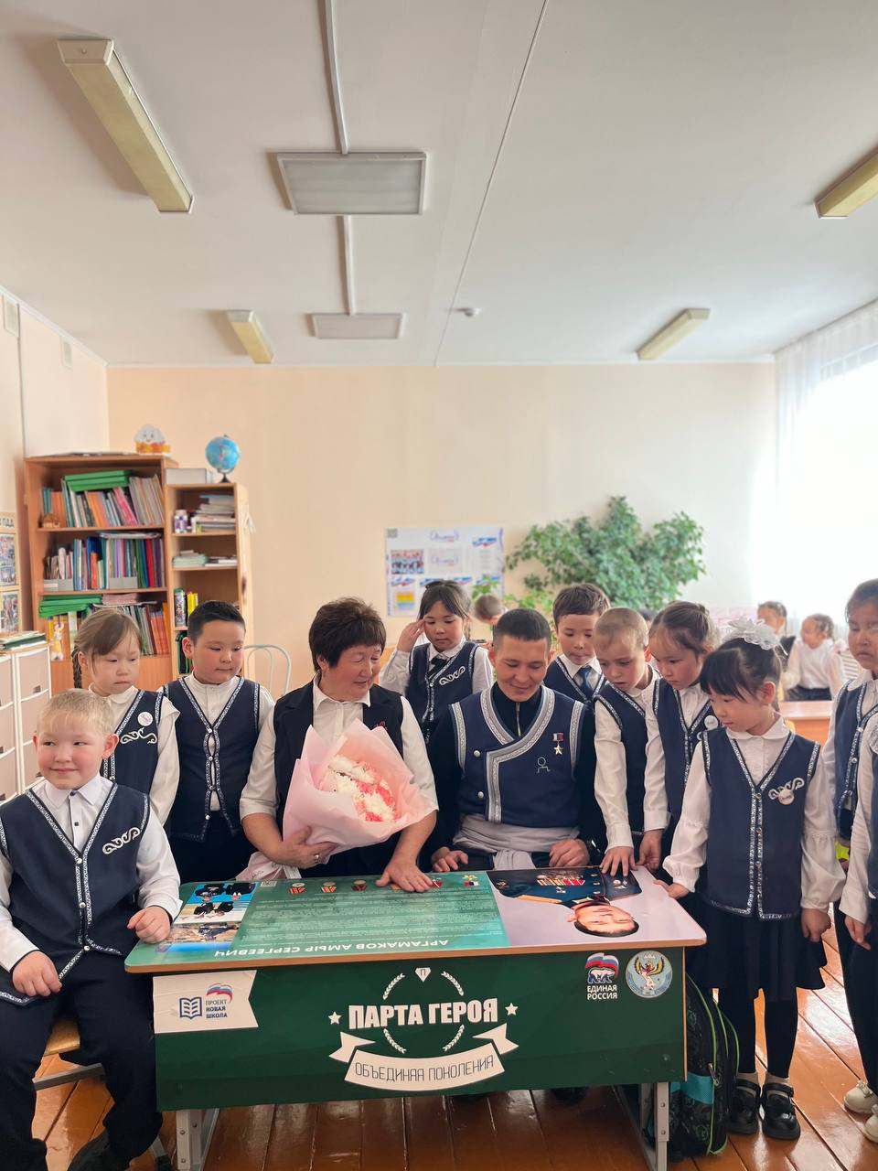 В Каракольской школе Онгудайского района открыли «Парту Героя» в честь сенатора, Героя России Амыра Аргамакова В Каракольской школе Онгудайского района открыли «Парту Героя» в честь сенатора, Героя России Амыра Аргамакова