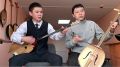 Арбын Яимов и Владлен Койдушев из образцового ансамбля «Jаш-Канат» (улаганская Детская школа искусств) исполняют кай кожон ансамбля «Эзин»