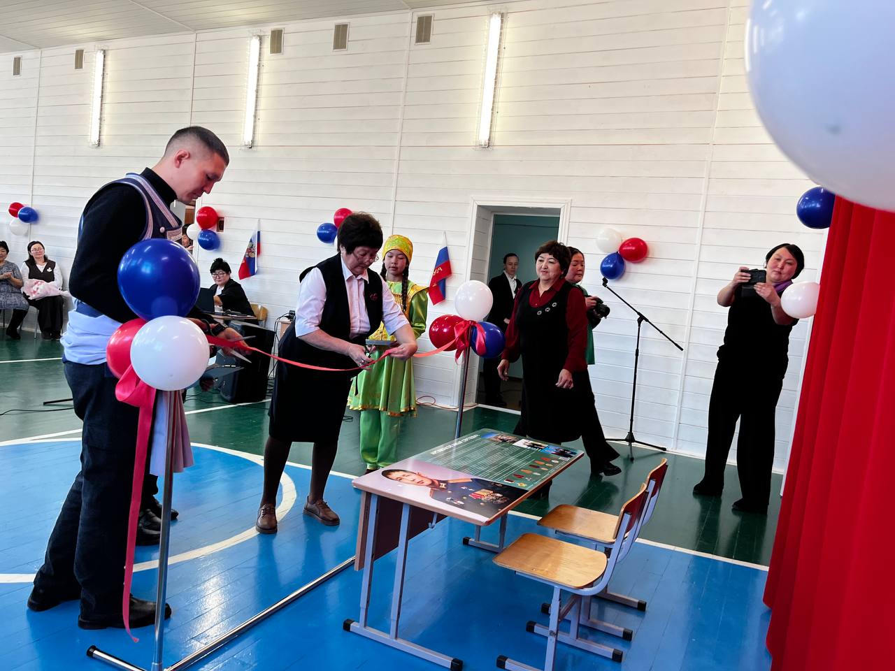 В Каракольской школе Онгудайского района открыли «Парту Героя» в честь сенатора, Героя России Амыра Аргамакова В Каракольской школе Онгудайского района открыли «Парту Героя» в честь сенатора, Героя России Амыра Аргамакова