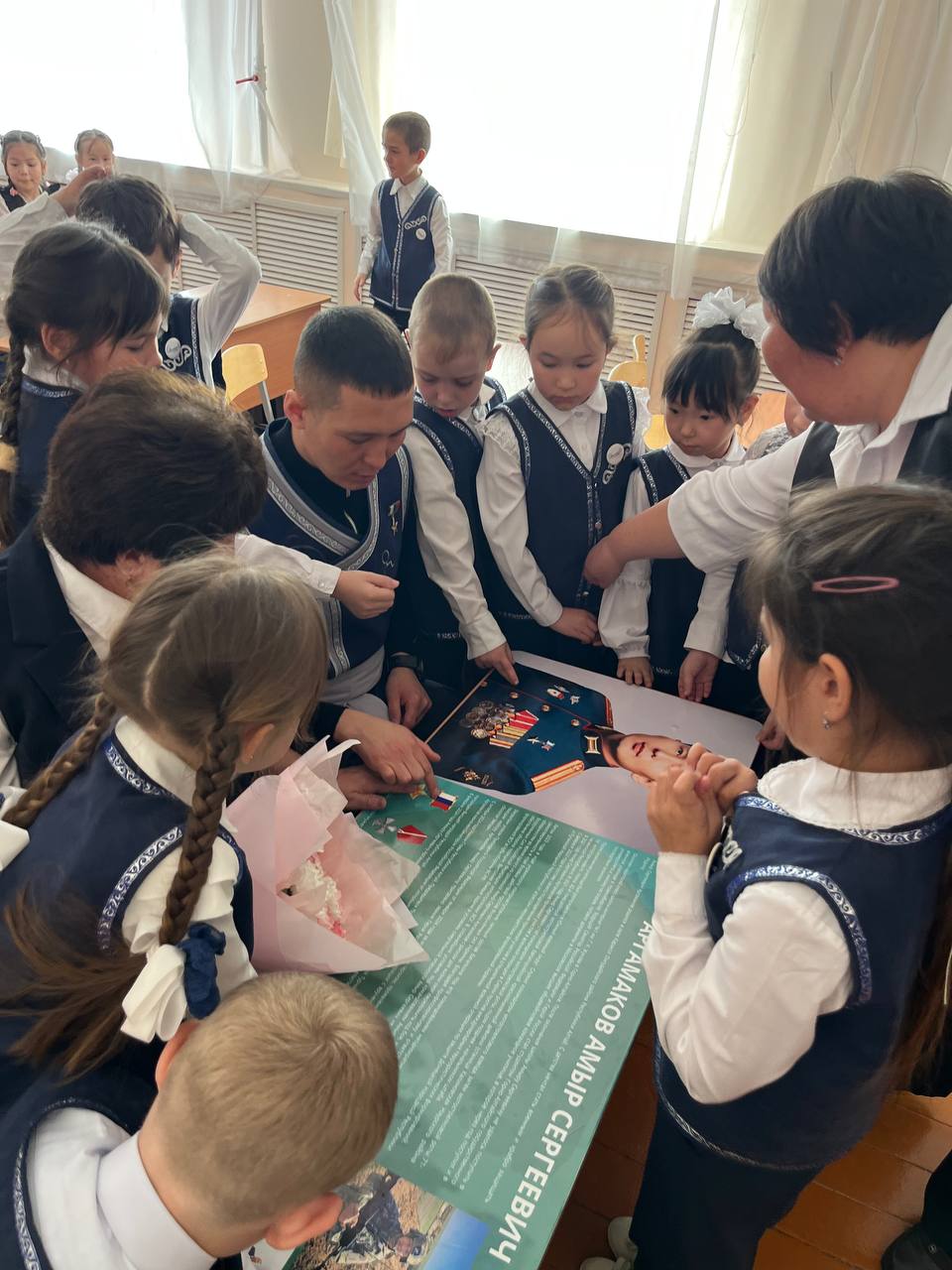 В Каракольской школе Онгудайского района открыли «Парту Героя» в честь сенатора, Героя России Амыра Аргамакова В Каракольской школе Онгудайского района открыли «Парту Героя» в честь сенатора, Героя России Амыра Аргамакова