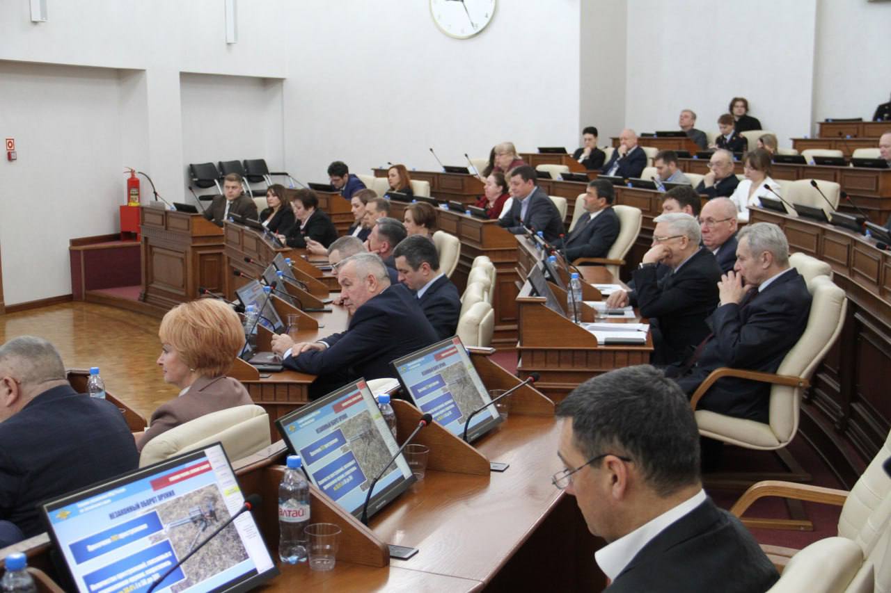 Начальник ГУ МВД России по Алтайскому краю генерал-лейтенант полиции Сергей Камышев отчитался перед депутатами Алтайского краевого Законодательного Собрания о деятельности органов и подразделений внутренних дел за 2025 год Начальник ГУ МВД России по Алтайскому краю генерал-лейтенант полиции Сергей Камышев отчитался перед депутатами Алтайского краевого Законодательного Собрания о деятельности органов и подразделений внутренних дел за 2025 год