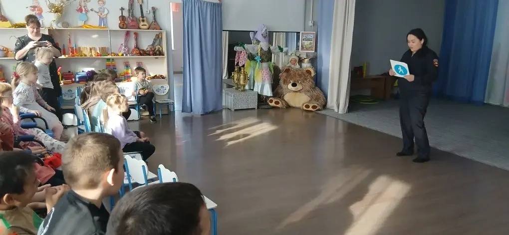 Весело и с пользой: сотрудники Госавтоинспекции провели эстафету по ПДД в детских садах Чемальского района! Весело и с пользой: сотрудники Госавтоинспекции провели эстафету по ПДД в детских садах Чемальского района!