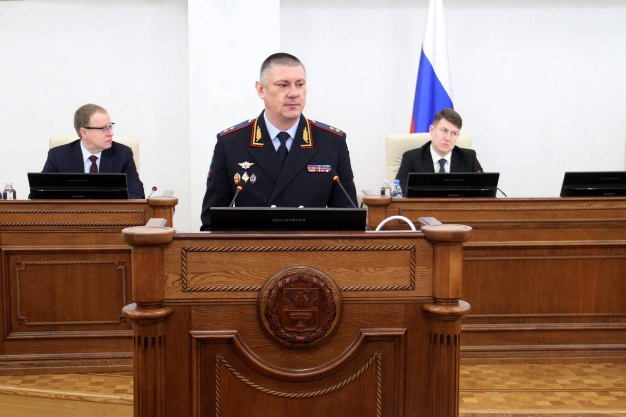 Начальник ГУ МВД России по Алтайскому краю генерал-лейтенант полиции Сергей Камышев отчитался перед депутатами Алтайского краевого Законодательного Собрания о деятельности органов и подразделений внутренних дел за 2025 год Начальник ГУ МВД России по Алтайскому краю генерал-лейтенант полиции Сергей Камышев отчитался перед депутатами Алтайского краевого Законодательного Собрания о деятельности органов и подразделений внутренних дел за 2025 год
