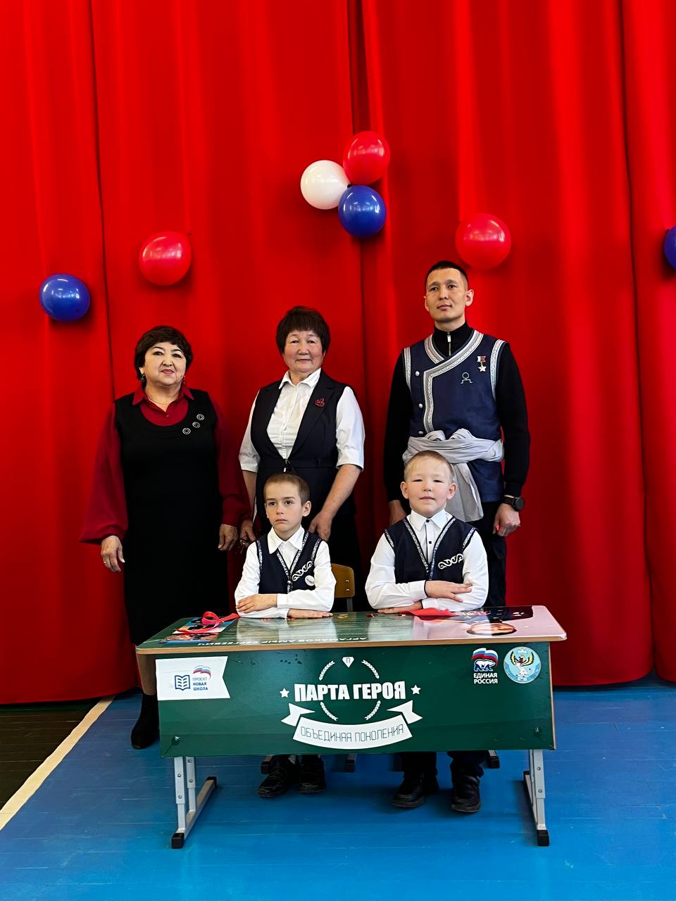 В Каракольской школе Онгудайского района открыли «Парту Героя» в честь сенатора, Героя России Амыра Аргамакова В Каракольской школе Онгудайского района открыли «Парту Героя» в честь сенатора, Героя России Амыра Аргамакова