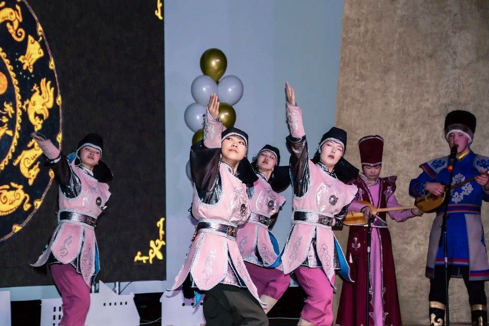 В день присвоения Горно-Алтайску статуса города в столице региона торжественно открыли Год единства народов и семейных ценностей! В день присвоения Горно-Алтайску статуса города в столице региона торжественно открыли Год единства народов и семейных ценностей!