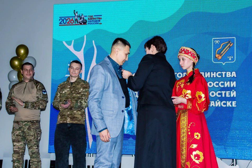 В день присвоения Горно-Алтайску статуса города в столице региона торжественно открыли Год единства народов и семейных ценностей! В день присвоения Горно-Алтайску статуса города в столице региона торжественно открыли Год единства народов и семейных ценностей!