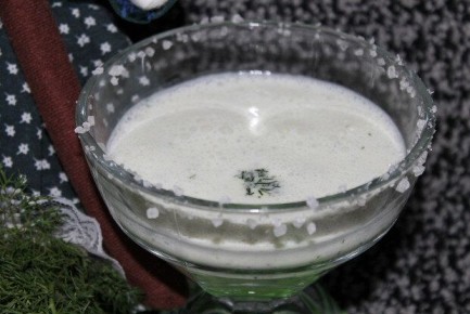 Освежающий кефирный напиток с огурцом и зеленью