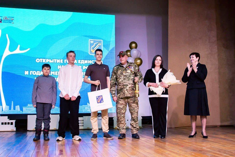 В день присвоения Горно-Алтайску статуса города в столице региона торжественно открыли Год единства народов и семейных ценностей! В день присвоения Горно-Алтайску статуса города в столице региона торжественно открыли Год единства народов и семейных ценностей!