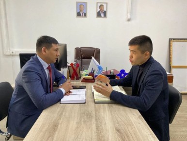 Заместитель председателя комитета по здравоохранению и социальной защите Ихтиёр Мардиев встретился с министром молодёжной политики и спорта РА Александром Суразовым