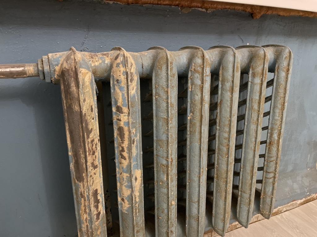 Кто отвечает за ржавые радиаторы: выясняем детали