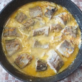 Нежный минтай в сметанном соусе с мускатным орехом