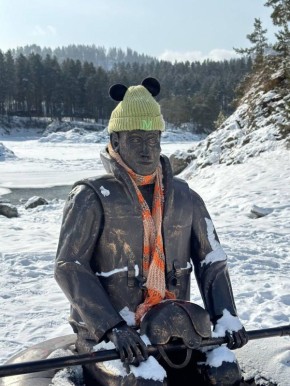 Фотографией утеплившегося в Манжероке рафтера поделилось правительство Республики Алтай