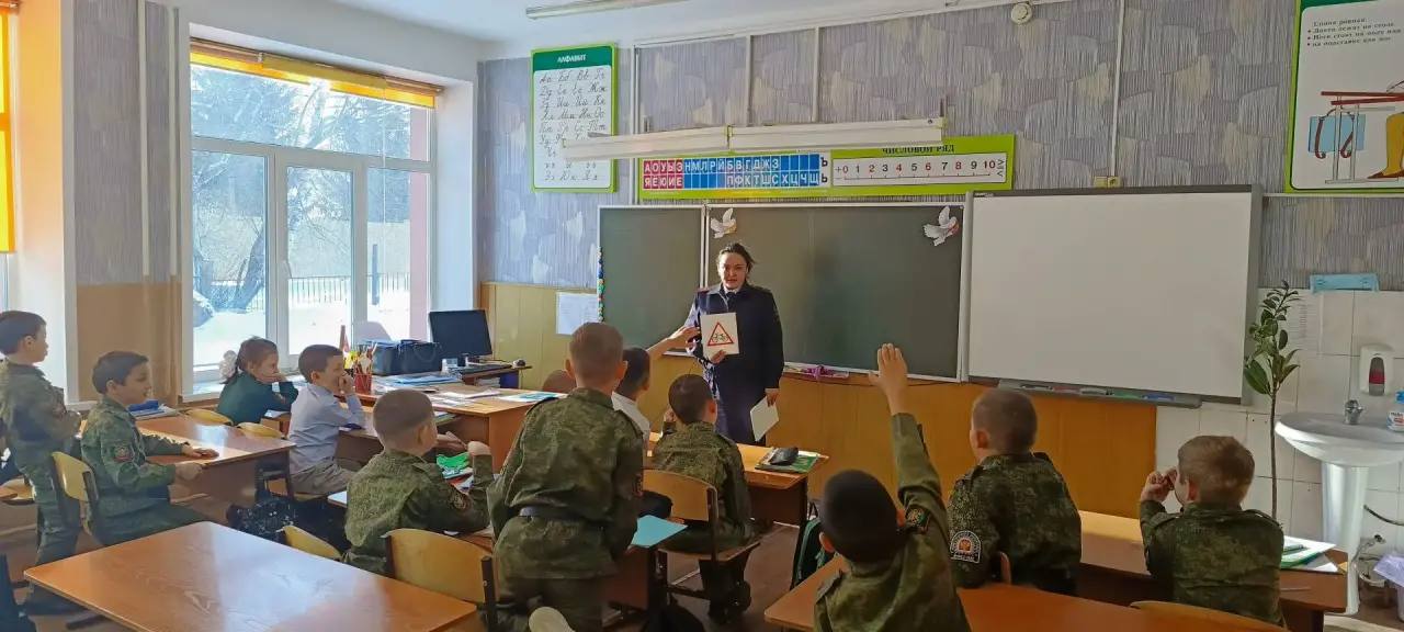 Кадетам напомнили о дорожной безопасности Кадетам напомнили о дорожной безопасности