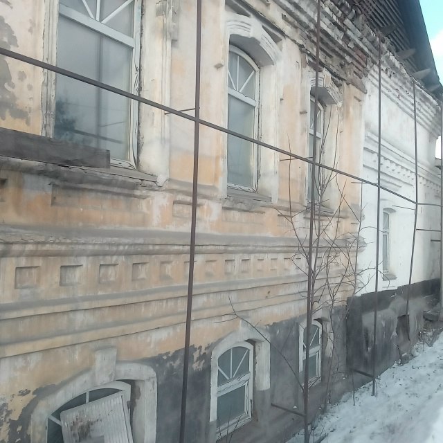 Старый музей в Горно-Алтайске раскрыл свои тайны: с фасада слетела защитная ткань