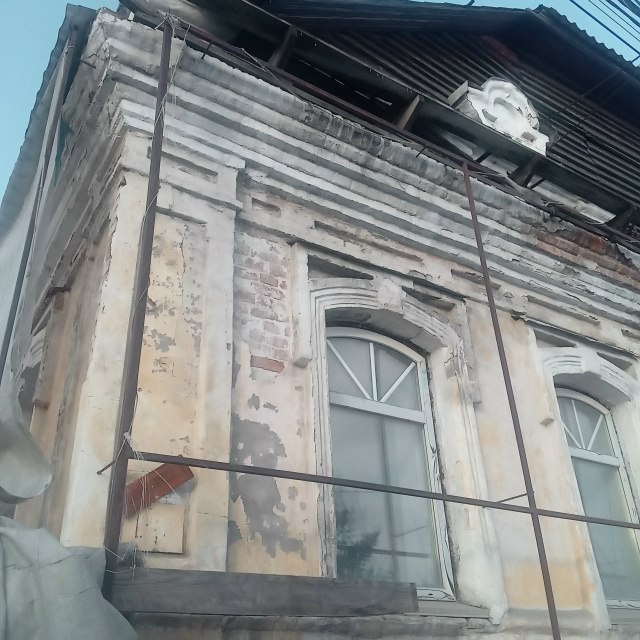 Старый музей в Горно-Алтайске раскрыл свои тайны: с фасада слетела защитная ткань Старый музей в Горно-Алтайске раскрыл свои тайны: с фасада слетела защитная ткань