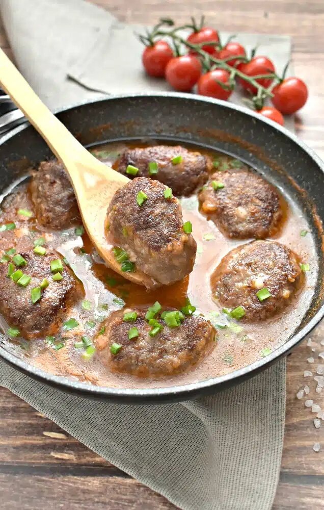 Нежные мясные биточки с сыром в томатной подливке