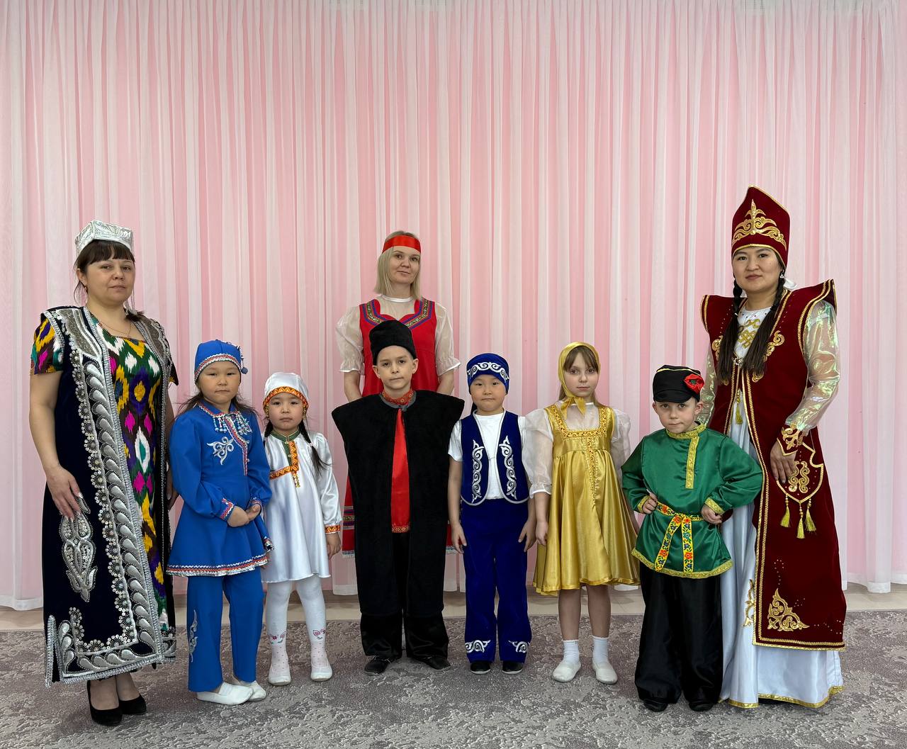 Продолжается приём фотографий с акции «День национального костюма» Продолжается приём фотографий с акции «День национального костюма»