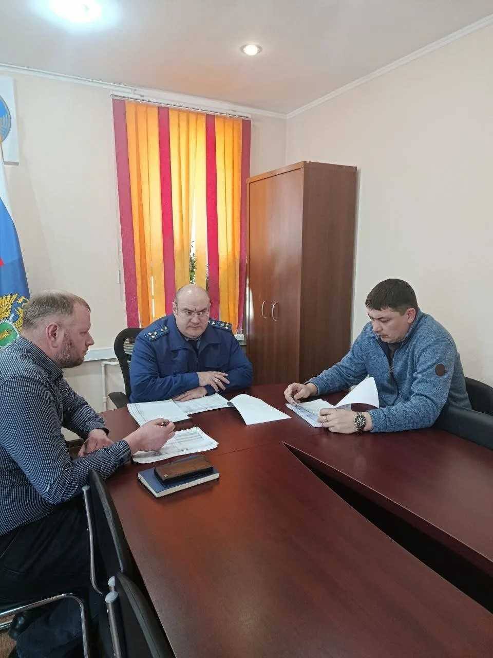 Прокурором Чемальского района проведено совещание по проблемным вопросам в сфере электроэнергетики