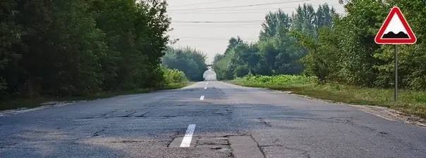 На каком расстоянии до неровного участка дороги устанавливается этот знак вне населённого пункта?