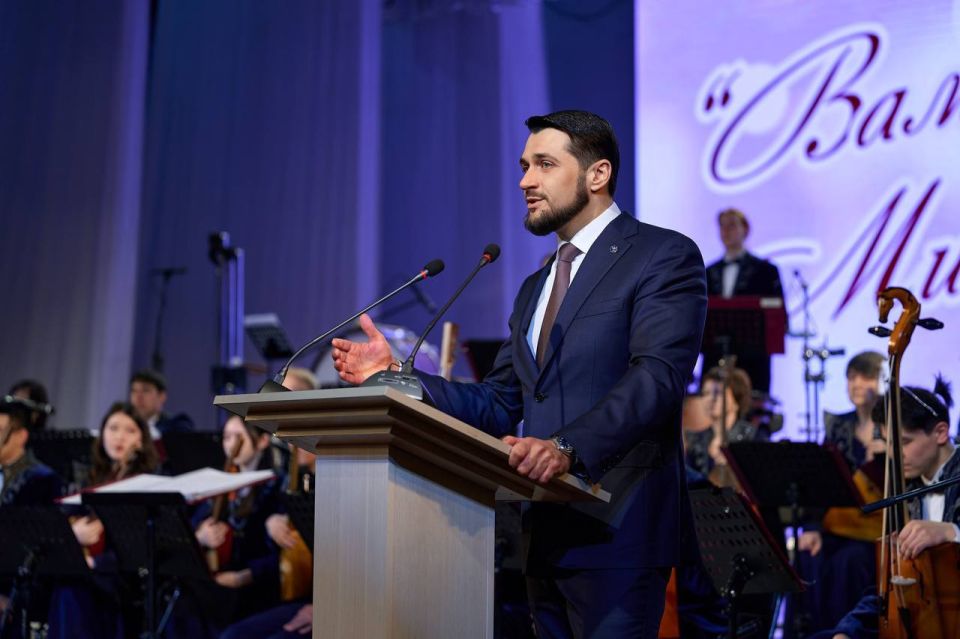 Александр Прокопьев: Сегодня Национальный театр Республики Алтай был наполнен теплыми пожеланиями тем, на чьих хрупких плечах держится многое