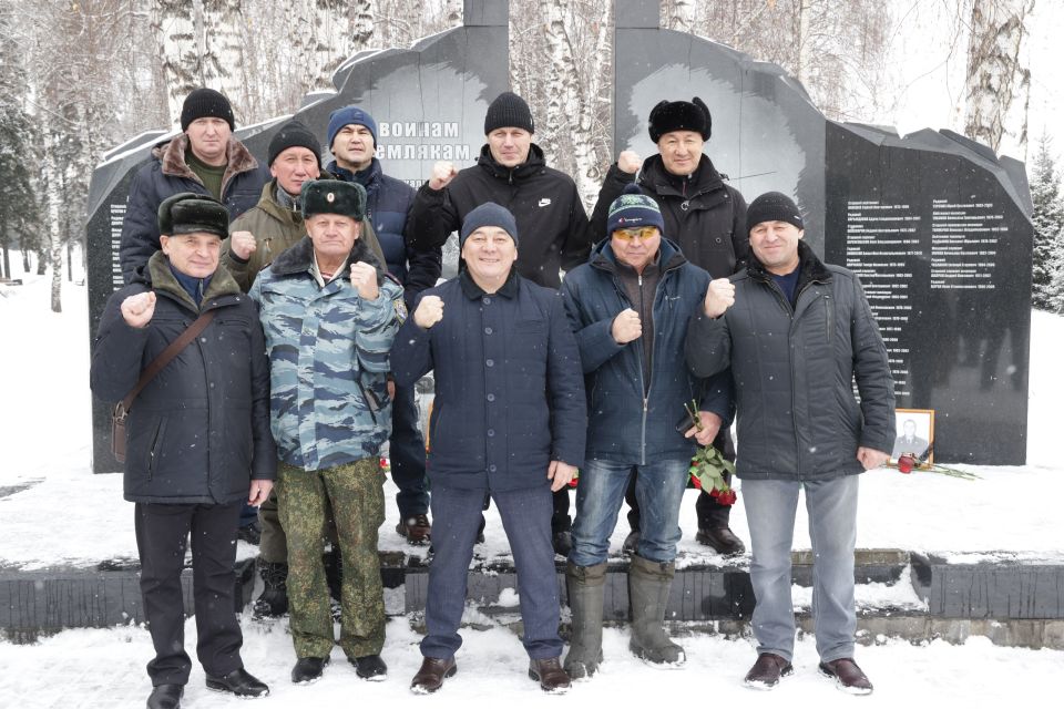 Памяти павших омоновцев. 6 марта в Парке Победы у памятника погибшим в локальных войнах состоялся траурный митинг, посвященный памяти погибших бойцов ОМОНа из Республики Алтай