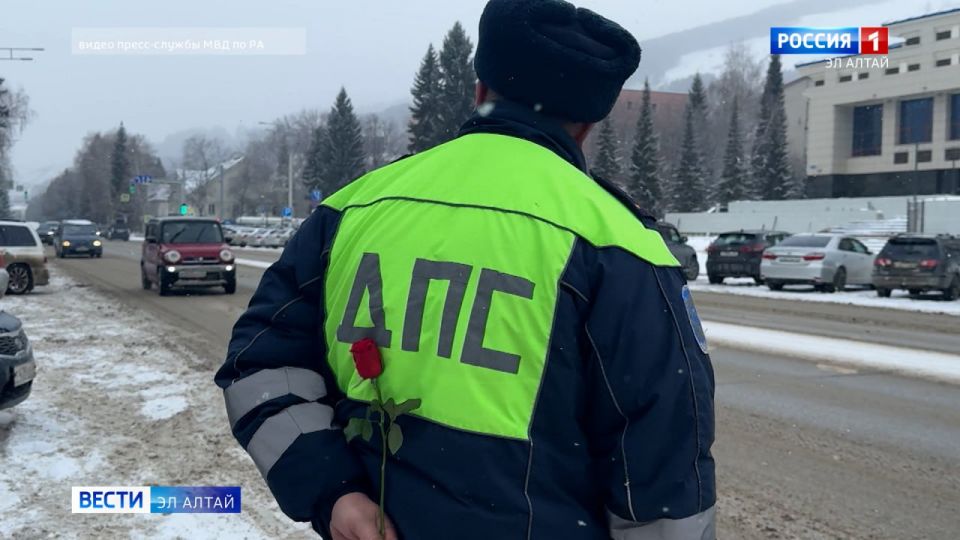 Цветы для автоледи. Сотрудники ГИБДД вместе с юными инспекторами стали участниками всероссийской акции