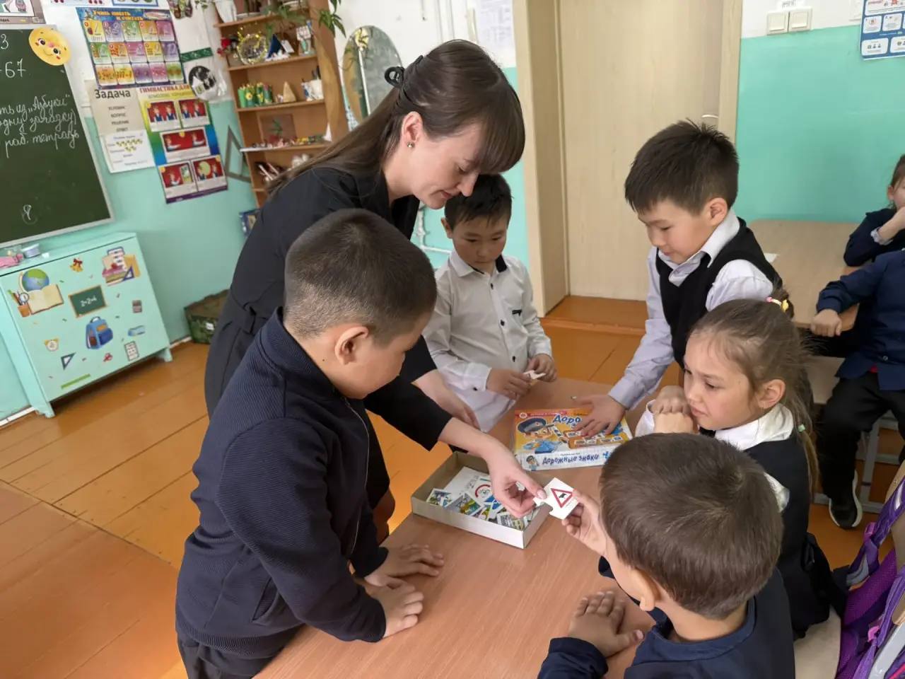 Сотрудники Госавтоинспекции напомнили юным пешеходам о правилах дорожной безопасности Сотрудники Госавтоинспекции напомнили юным пешеходам о правилах дорожной безопасности