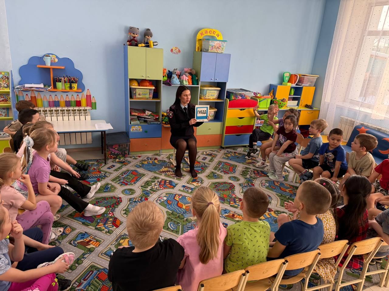 В детском саду «Колокольчик» г. Горно-Алтайска сотрудники региональной Госавтоинспекции провели мероприятие по ПДД В детском саду «Колокольчик» г. Горно-Алтайска сотрудники региональной Госавтоинспекции провели мероприятие по ПДД